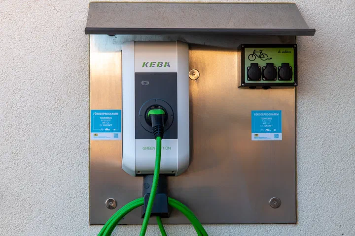 Ladestation für Elektroautos und E-Bikes an der Hauswand