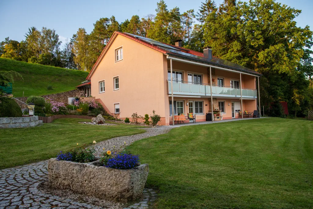Das Haus der Familie Dormann mit Garten und Terrassen